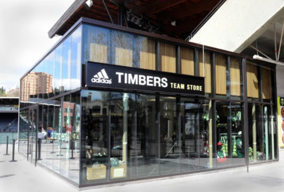 Store Front Windows & Entrance – 10 mm Tempered Glass Commercial Storefront System, Frameless/Framed Shopfront Windows and Glass Doors by INFOCUS Glass & Aluminium Works, Dubai